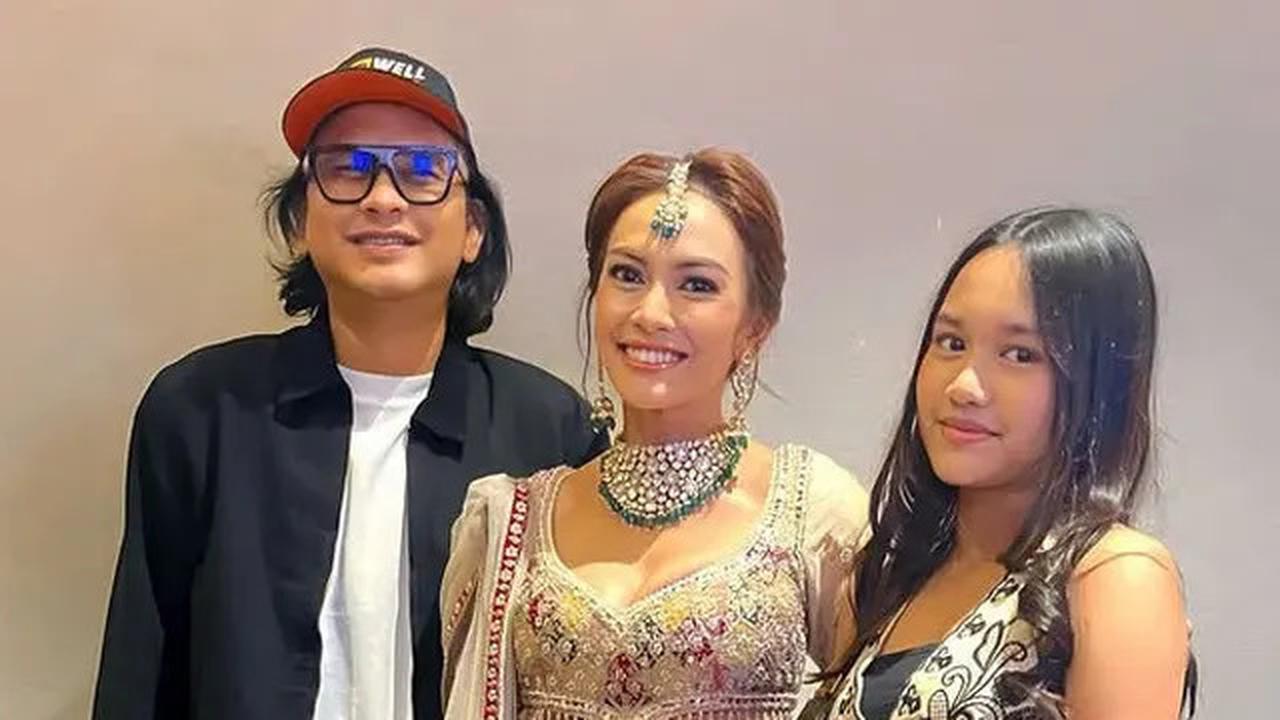 6 Pesona Masayu Anastasia Dibalut Lehenga Busana Khas Perempuan India saat Premier Film Terbarunya