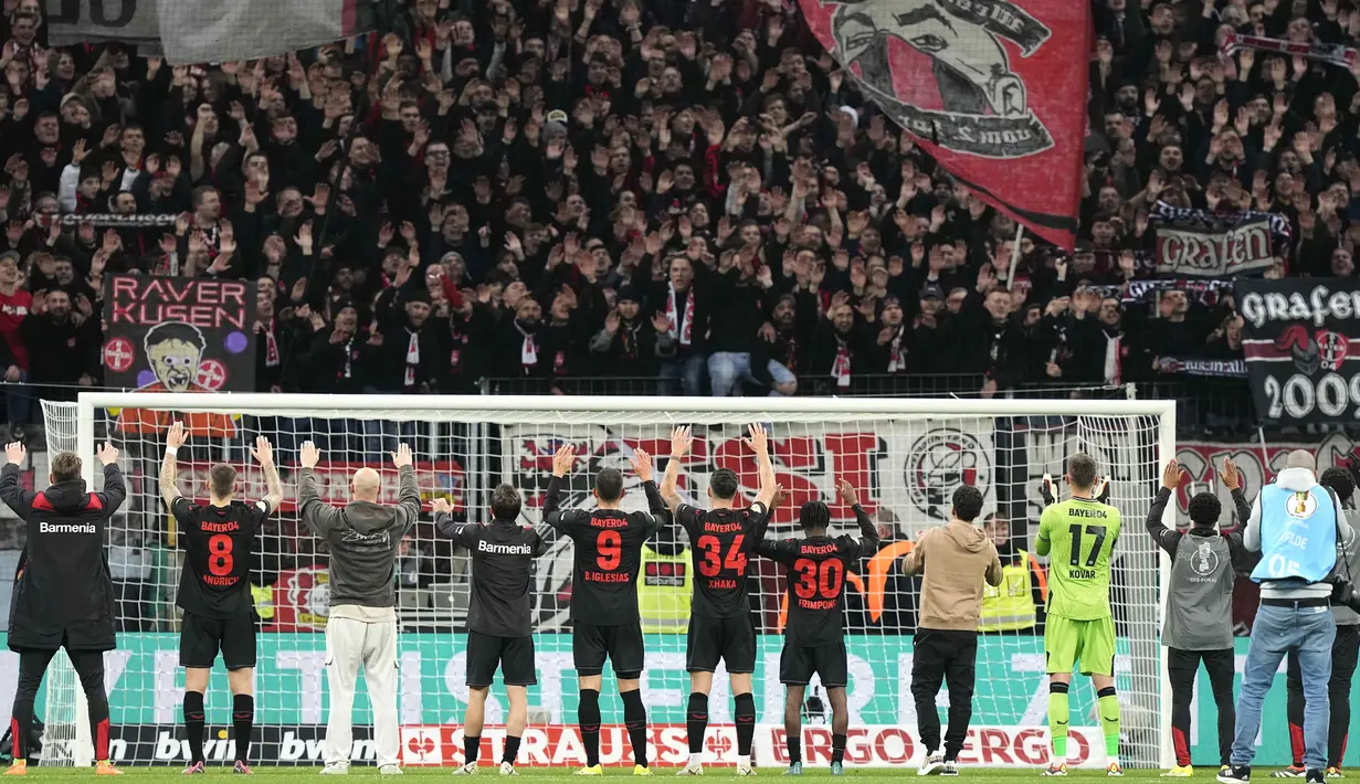 Pemain Bayer Leverkusen merayakan kemenangan bersama suporter setelah menaklukkan Stuttgart pada laga perempat final DFB Pokal di Stadion di BayArena, Rabu (7/2/2024). (AP Photo/Martin Meissner)