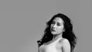 Dalam potret tersebut, Prilly padukan sport bra dan panties dengan oversized jeans. Tak hanya perut six packs, pose ini juga pamerkan otot kekar di lengan Prilly [@prillylatuconsina96]