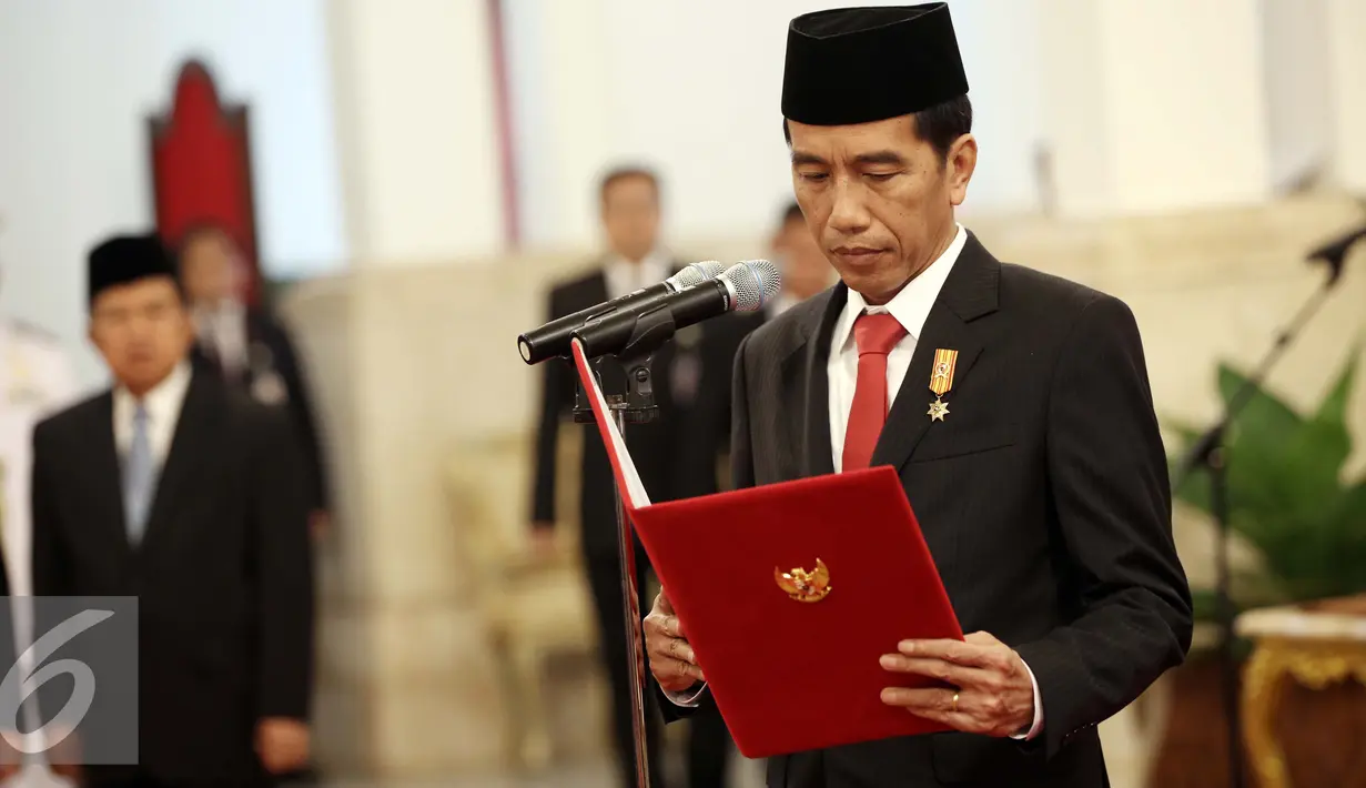 Presiden Jokowi membacakan sumpah jabatan saat melantik Kepala Badan Nasional Penanggulangan Terorisme (BNPT) dan Kepala Badan Keamanan Laut (Bakamla) di Istana Negara, Jakarta, Rabu (16/3). (Liputan6.com/Faizal Fanani)