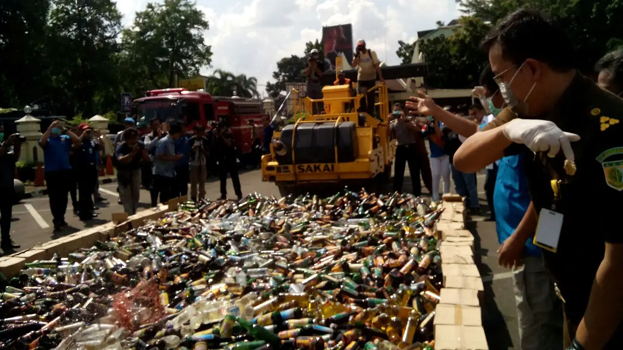 Aparat Satuan Narkoba Polres Metro Jakarta Selatan memusnahkan miras dan ganja.