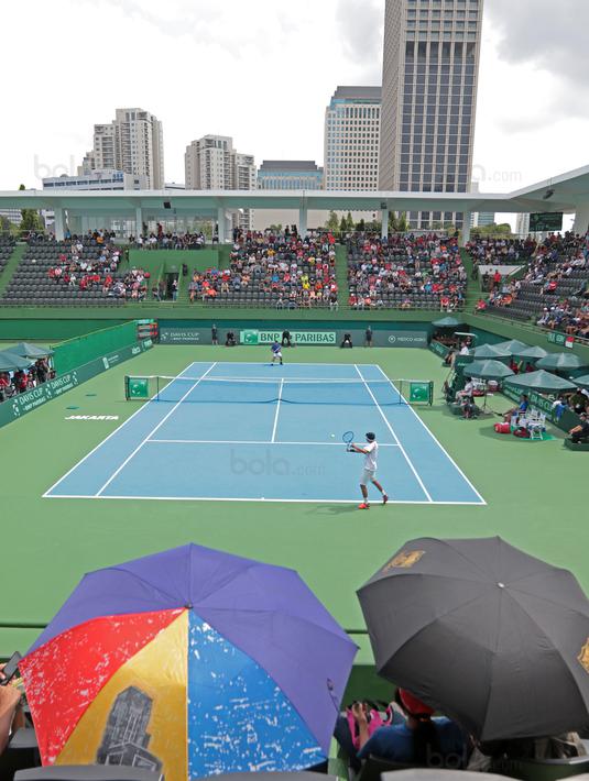 Aksi David Agung Susanto melepaskan pukulan ke arah petenis Filipina, Alberto Lim pada Piala Davis 2018 grup dua Asia/Oceania di Senayan, Jakarta, Sabtu (4/2/2018). Alberto menang 6-3, 6-4. (Bola.com/Nick Hanoatubun)