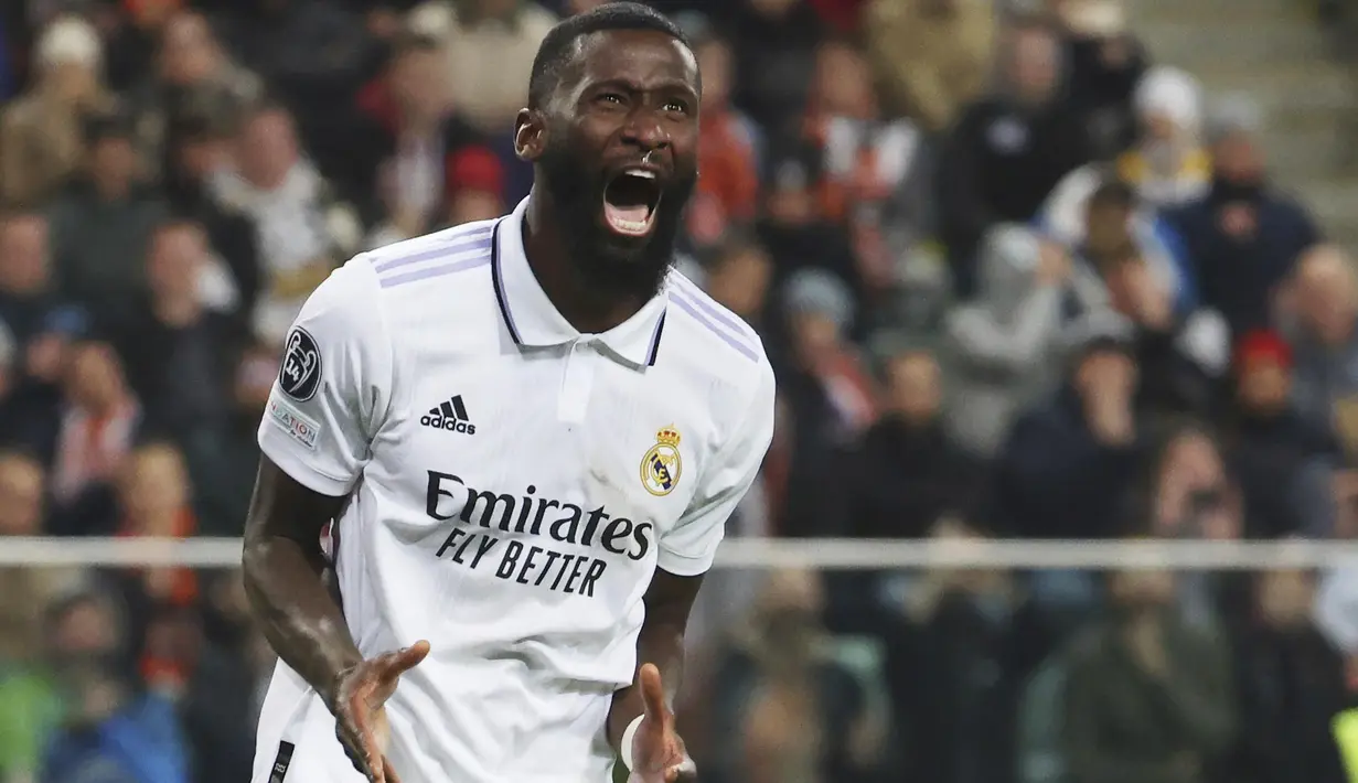 Shakhtar Donetsk memimpin lewat gol Oleksandr Zubkov di awal babak kedua. Namun, kemenangan tuan rumah sirna di menit-menit akhir setelah Antonio Rudiger mencetak gol penyeimbang. (AP/Michal Dyjuk)