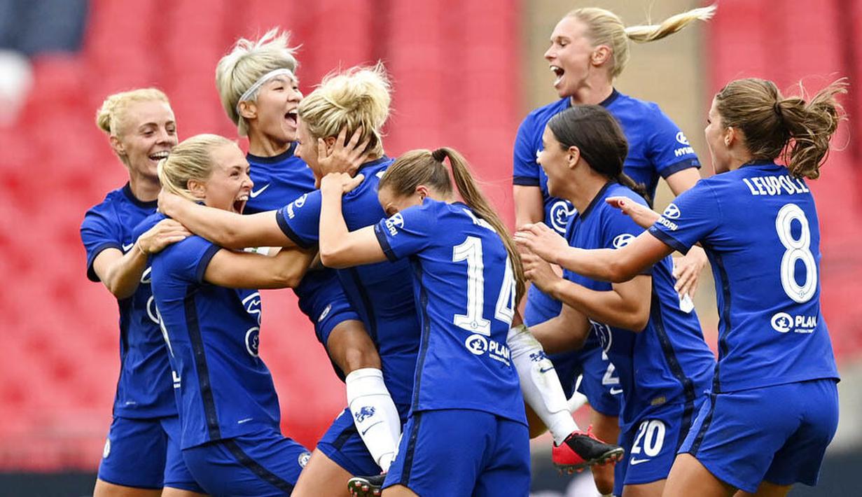 Para pemain Chelsea melakukan selebrasi usai menjuarai FA Women's Community Shield di Stadion Wembley, Sabtu (29/8/2020). Chelsea menang 2-0 atas Manchester City. (Justin Tallis/Pool via AP)