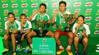 Para pemenang dari SMPN 08 pertontonkan Piala Milo (istimewa)