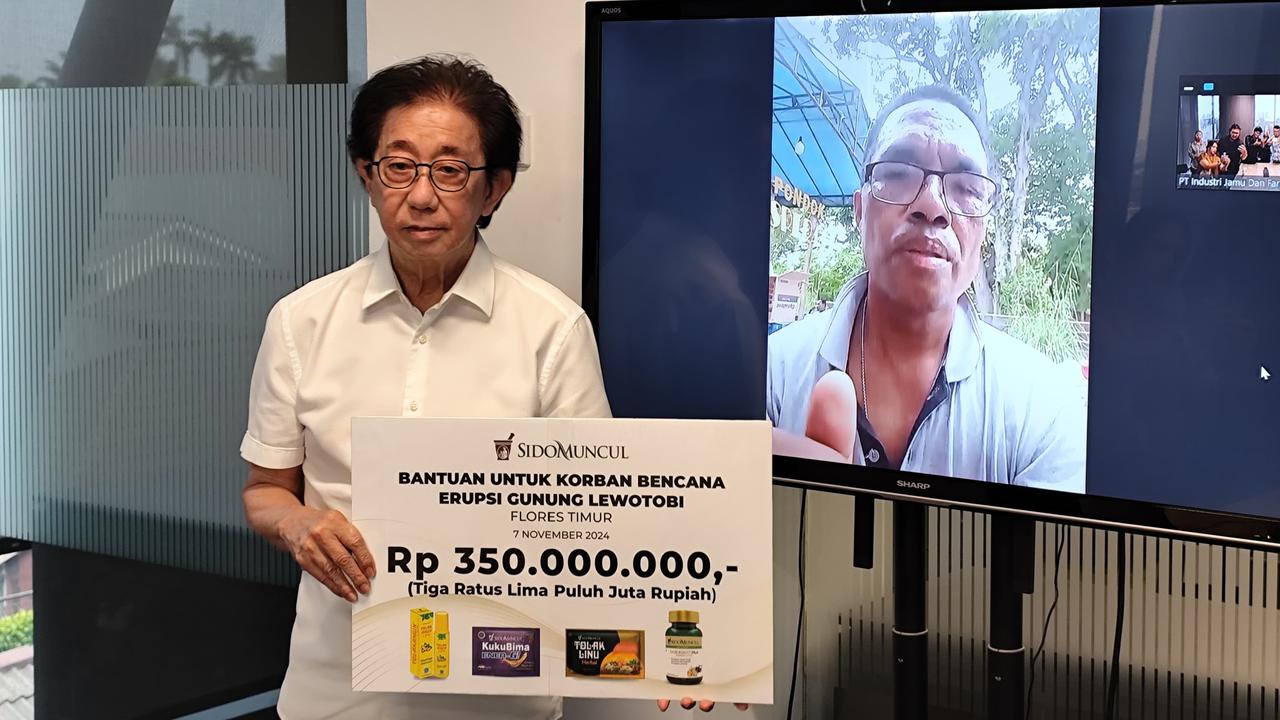 Sido Muncul Gelontorkan Bantuan Rp350 Juta untuk Korban Erupsi Gunung Lewotobi Laki-Laki