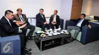 Wakil Ketua Umum PSSI, Hinca Panjaitan (kiri) berbincang dengan sejumlah delegasi FIFA di kantorPSSI di Jakarta, Senin (2/11/2015). Kedatangan delegasi FIFA ke PSSI untuk membahas persepakbolaan di Indonesia. (Liputan6.com/Helmi Fithriansyah)
