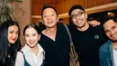 Adhisty Zara, Ringgo Agus Rahman, dan Nirina Zubir hadiri gala premiere film 13 Bom di Jakarta. Melihat kebersamaan ketiganya, netizen akui rindu dengan film Keluarga Cemara. Meski film tersebut sudah lama tayang namun para pemainnya tetap menjaga hubungan baik. Dalam keterangan unggahannya, Zara akui merinding, geregetan dan bangga dengan film 13 Bom di Jakarta. (Liputan6.com/IG/@zaraadhsty)