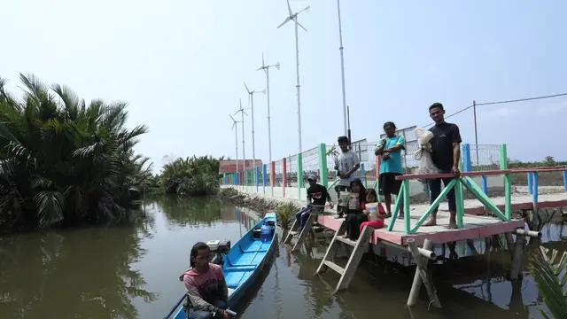 Warga Dusun Bondan, Desa Ujungalang, Kecamatan Kampung Laut masih mengandalkan pasokan Listrik dari tenaga surya yang dikelola secara mandiri oleh koperasi.