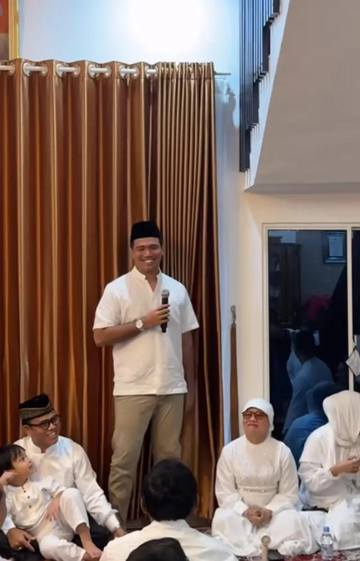 7 Potret Pengajian Sederhana Frans Faisal Jelang Menikah, Gaya Hijab Fuji Menawan