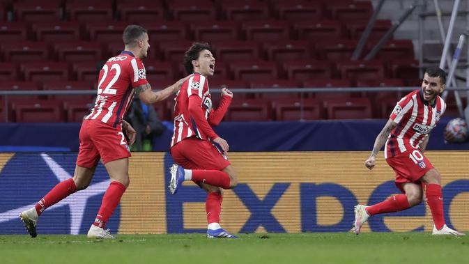 Gelandang Atletico Madrid, Joao Felix (tengah) berselebrasi usai mencetak gol ke gawang Salzburg pada pertandingan grup A Liga Champions di stadion Wanda Metropolitano di Madrid, Spanyol, Selasa (27/10/2020). Joao Felix mencetak dua gol dan mengantar Atletico menang 3-2. (AP Photo/Manu Fernandez)