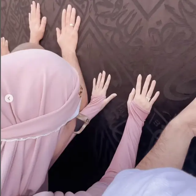 Momen 6 Artis Pegang Ka’bah Ini Penuh Haru, Tak Henti Ucap Syukur