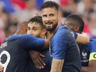 Para pemain Prancis merayakan gol yang dicetak oleh Nabil Fekir ke gawang Irlandia pada laga persahabatan di Stadion Stade de France, Senin (28/5/2018). Prancis menang 2-1 atas Irlandia. (AP/Thibault Camus)