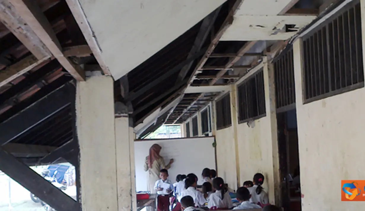 Citizen6, Bekasi: Bahkan murid-murid yang kelasnya mengalami kerusakan sangat parah terpaksa, belajar di koridor sekolah guna menghindari korban jiwa. (Pengirim: SDN Pasirranji 04)