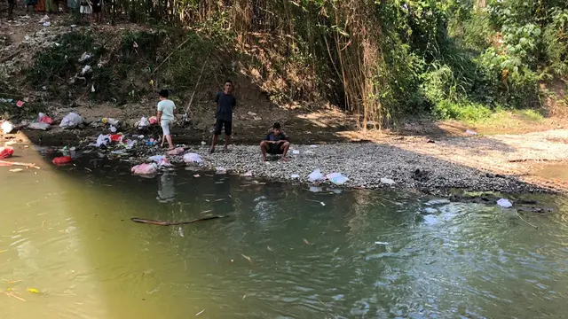 Warga Jalan Ampi, Molosipat U, Kecamatan Sipatana, Kota Gorontalo berkerumun di lokasi temuan jasad bayi terlilit pakaian dalam wanita. (Foto: Liputan6.com/Arfandi Ibrahim)