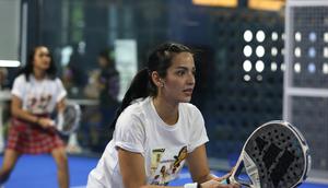 Tak hanya menjadikan olahraga sebagai gaya hidup, Nia Ramadhani ikut kompetisi padel. Kali pertama ikut turnamen, ia merasa terhibur sekaligus kecewa. (Foto: Dok. Istimewa)