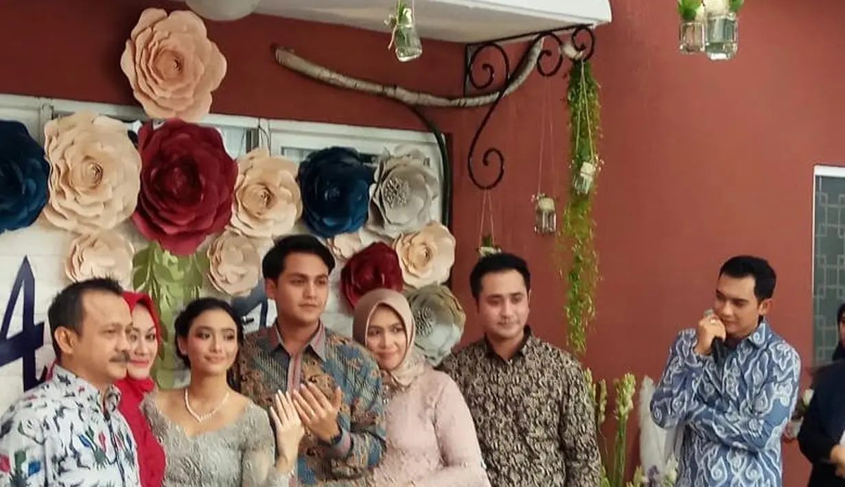 Beberapa potret acara lamaran anak sulung Adi Bing Slamet saat dilamar oleh kekasihnya Rizky Alatas. Kabar bahagia itu dibagikan baik oleh tantenya Iyut Bing Slamet maupun mamanya, Nurjanah melalui akun Instagram. (Instagram/janahabs)