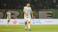 Pemain PSIM Yogyakarta, Ezequiel Vidal ketika bertanding melawan Persebaya Surabaya&nbsp;pada BRI Super League 2025/2026 di Stadion Gelora Bung Tomo, Surabaya,&nbsp;Jumat (8/8/2025). (Bola.com/Abdul Aziz)