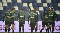 Penyerang Sassuolo, Domenico Berardi (kelima kiri) berselebrasi dengan rekan-rekannya usai mencetak gol ke gawang Benevento pada pertandingan lanjutan Liga Serie A Italia di Stadion Mapei di Reggio Emilia, Italia, Sabtu (12/12/2020). Sassuolo menang tipis atas Benevento 1-0. (Massimo Paolone/LaPress