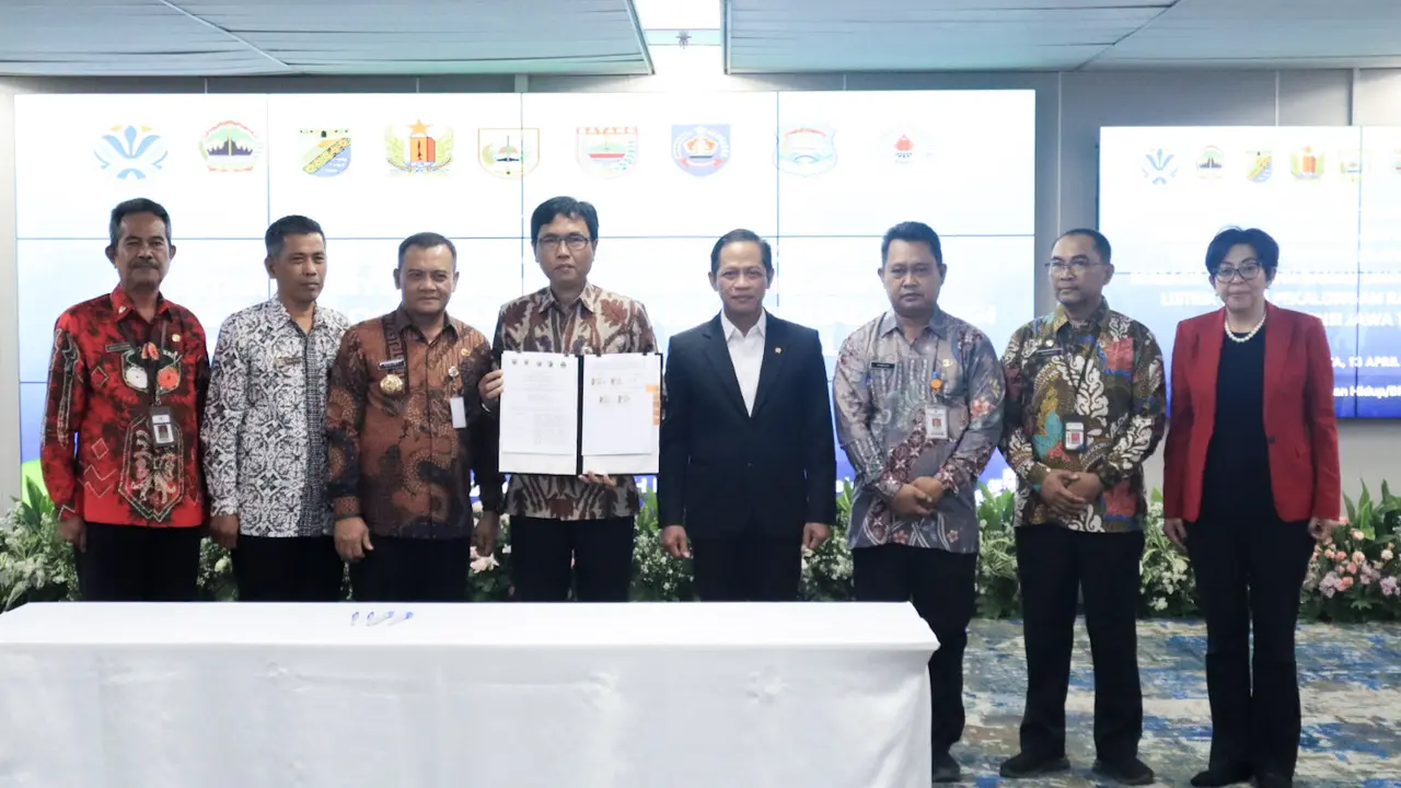 Menteri LH/Kepala BPLH Hanif Faisol Nurofiq melakukan penandatanganan Perjanjian Kerja Sama PSEL untuk wilayah Pekalongan Raya dan Tegal Raya.