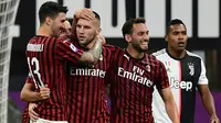 Pemain AC Milan merayakan gol yang dicetak Ante Rebic ke gawang Juventus pada laga lanjutan Serie A pekan ke-31 di Stadion San Siro, Rabu (8/7/2020) dini hari WIB. AC Milan menang 4-2 atas Juventus. (AFP/Miguel Medina)