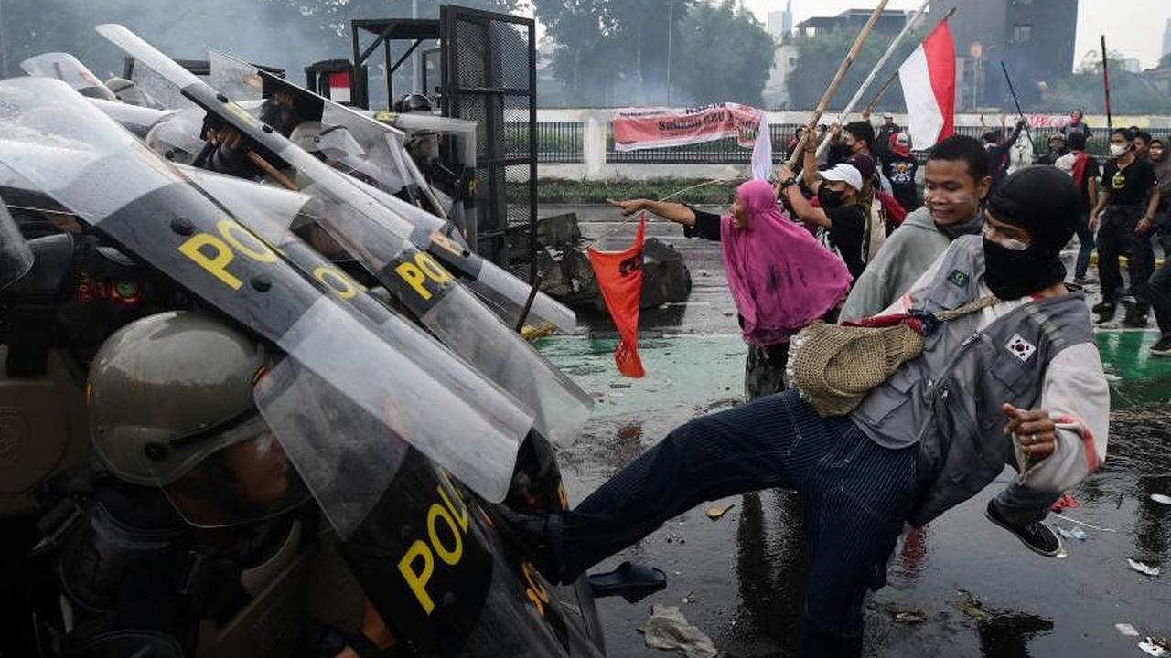 FOTO: Bentrokan Panas Pengunjuk Rasa vs Polisi di DPR, Pukulan Kayu Dibalas Meriam Air