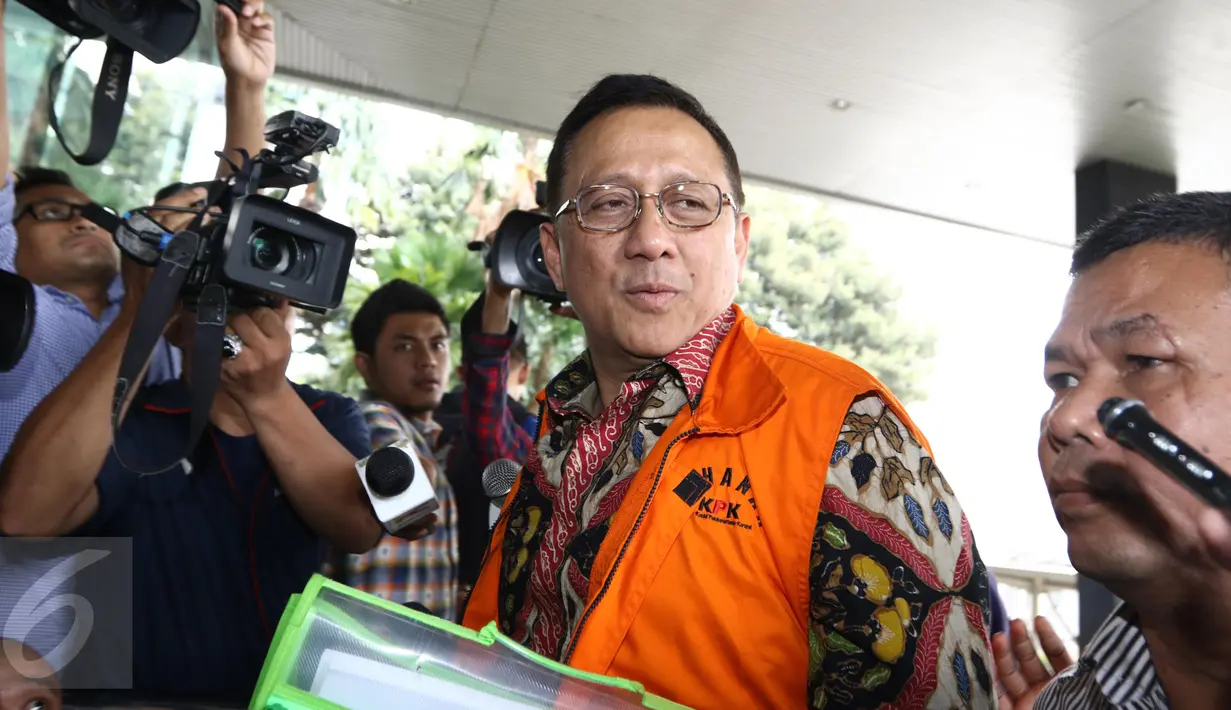 Mantan Ketua DPD Irman Gusman mendatangi Gedung KPK, Jakarta, Selasa (11/10). Tersangka kasus suap kuota gula impor itu tampak terburu-buru memasuki lembaga anti surah tersebut. (Liputan6.com/Helmi Afandi)
