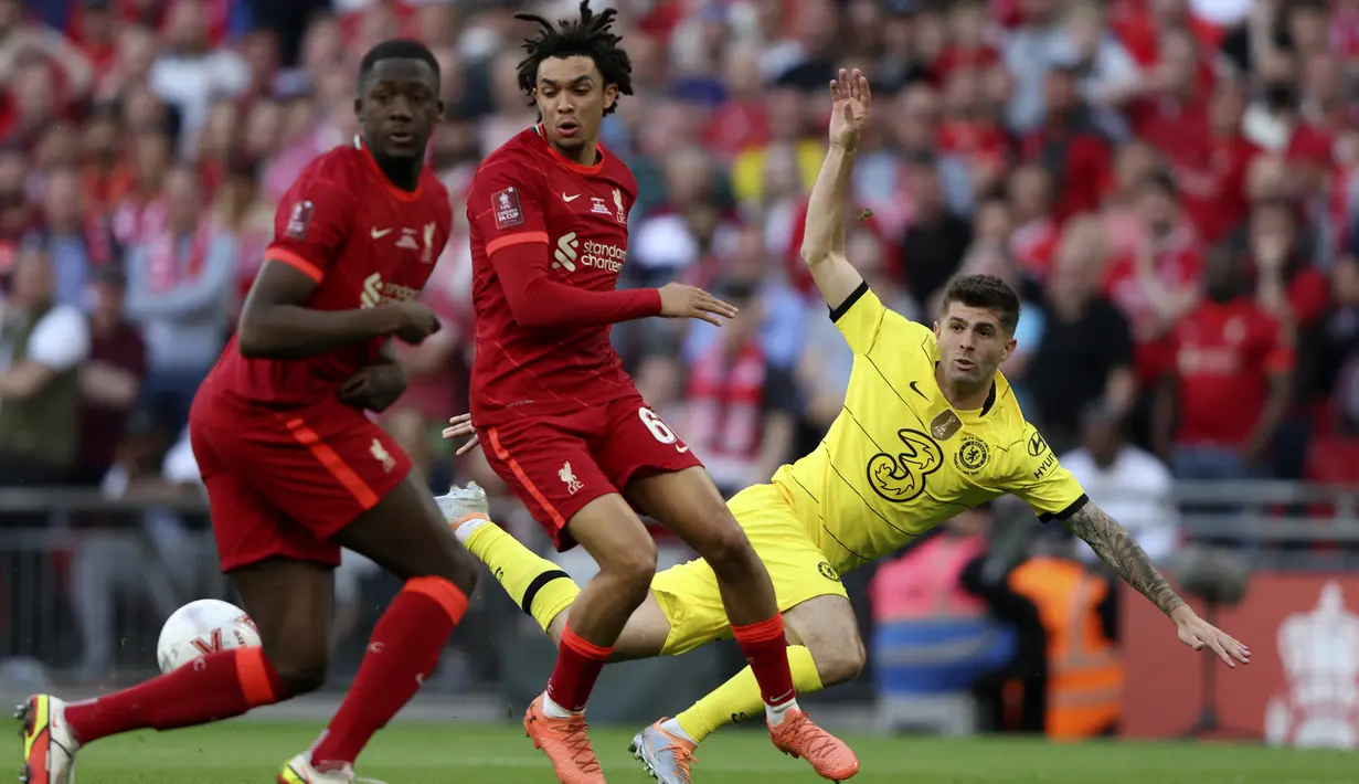 <p>Gelandang Chelsea Christian Pulisic (kanan) mencoba melepaskan tembakan ke gawang Liverpool pada partai final Piala FA di Stadion Wembley pada Minggu (16/5/2022) dini hari WIB. Liverpool sukses menjuarai Piala FA 2021/2022. The Reds mengalahkan Chelsea lewat adu penalti. (AP Photo/Ian Walton)</p>