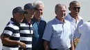 Mantan Presiden AS, Bill Clinton, George W. Bush dan Barack Obama berfoto bersama tim Amerika pada pembukaan pertandingan golf President Cup di New Jersey, Kamis (28/9). Pertama kalinya tiga presiden datang bersama di turnamen ini. (Rob Carr/AFP)