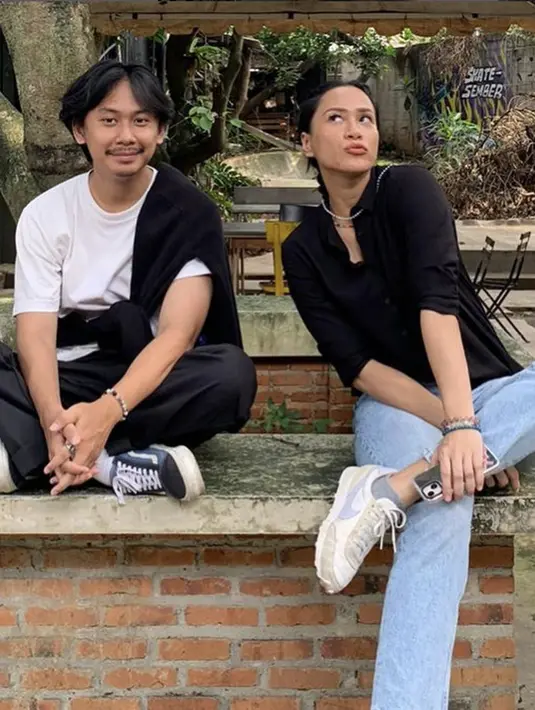 Kemeja dan denim juga jadi kunci gaya kasual yang tak pernah gagal.  [Foto: Instagram/ Inong Ayu]