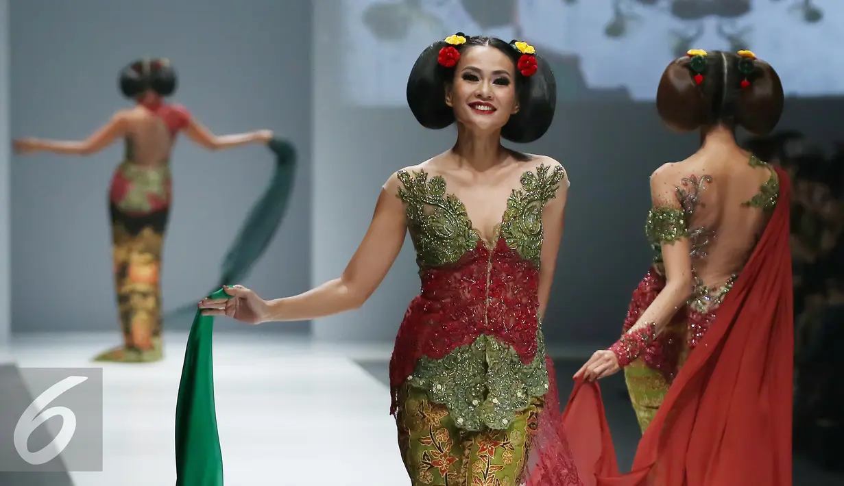 Model membawakan busana rancangan Anne Avantie di Jakarta Fashion Week (JFW) 2016 di Senayan City, Jakarta, Selasa (27/10/2015). Koleksi kali ini Anne Avantie bertema “Gambang Semarang”. (Liputan6.com/Herman Zakharia)