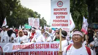 Ratusan dokter yang tergabung dalam Ikatan Dokter Indonesia (IDI) melakukan aksi unjuk rasa di Ibu Kota hari ini, Senin (24/10). Demo itu untuk menuntut pemerintah agar membatalkan Program Dokter Layanan Primer (DLP). (Liputan6.com/Faizal Fanani)