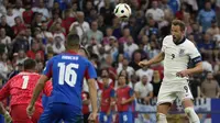 Timnas Inggris nyaris tersingkir di babak 16 besar Euro 2024 saat menghadapi Slovakia di Arena AufSchalke, Gelsenkirchen, Jerman, Minggu (30/6/2024) malam WIB. Tertinggal sejak menit ke-25 melalui gol Ivan Schranz, Three Lions baru mampu menyamakan skor 1-1 melalui Jude Bellingham saat injury time babak kedua memasuki menit kelima. Gol kemenangan pasukan Gareth Southgate dicetak via tandukan kepala Harry Kane pada menit pertama masa perpanjangan waktu. (AP Photo/Antonio Calanni)