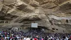  Ribuan kaum Kristen Koptik Ortodoks saat menghadiri acara Minggu Palma di Biara Samaan, gunung Mokattam, Kairo , Mesir , (24/4).  Uniknya dari tempat ibadah ini yaitu yang bangunannya yang tersambung dengan gunung. (REUTERS / Amr Abdallah Dalsh)