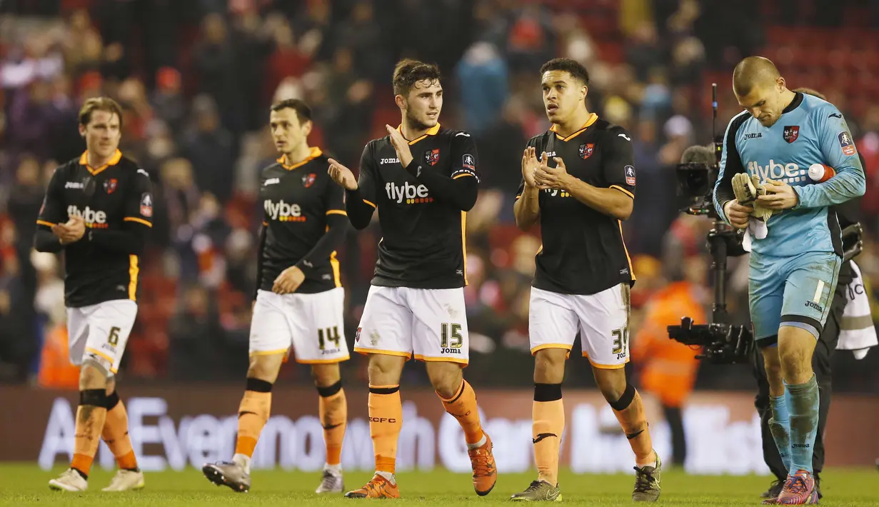  Para pemain Exeter City memberikan tepuk tangan ke arah penonton usai kalah dari Liverpool pada laga piala FA putaran ketiga di Stadion, Anfield, Liverpool, Kamis (21/01/20160 dini hari WIB. (Reuters/Carl Recine)