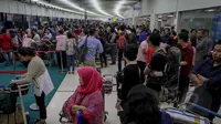 Ratusan calon penumpang pesawat antre di loket untuk masuk ke pesawat di terminal 1C, Bandara Soekarno Hatta, Tangerang, Banten, Kamis, (14/5/2015). (Liputan6.com/Faizal Fanani)