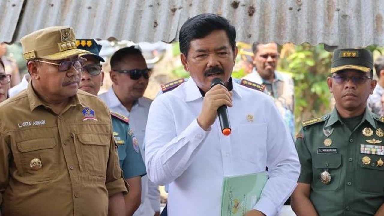 Bukan Dipayungi, Mantan Panglima TNI ini Justru Payungi Anak Buah, Netizen 'Mimpi Apa Bang Dipayungi Jenderal
