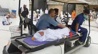 Petugas layani jemaah haji Indonesia yang sakit. (Kementerian Agama)