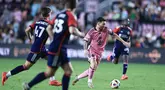 Lionel Messi kembali menunjukkan magisnya saat tim membutuhkan sosok yang mampu memecah kebuntuan. (AFP/Carmen Mandato)