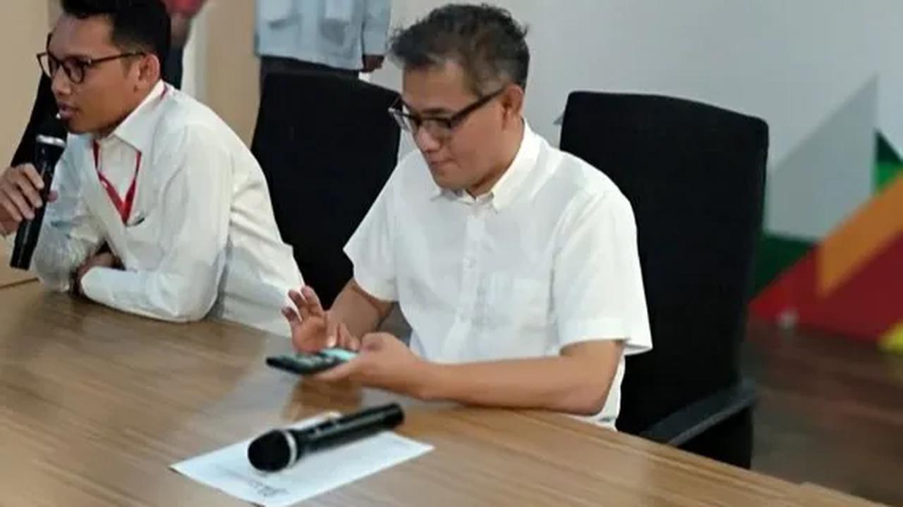 Saat menjadi anggota DPR dia duduk di Komisi II yang membidangi pemerintahan dalam negeri, otonomi daerah, aparatur negara, dan agraria; dan juga merupakan Wakil Ketua Panitia Khusus Rancangan Undang-Undang Desa.