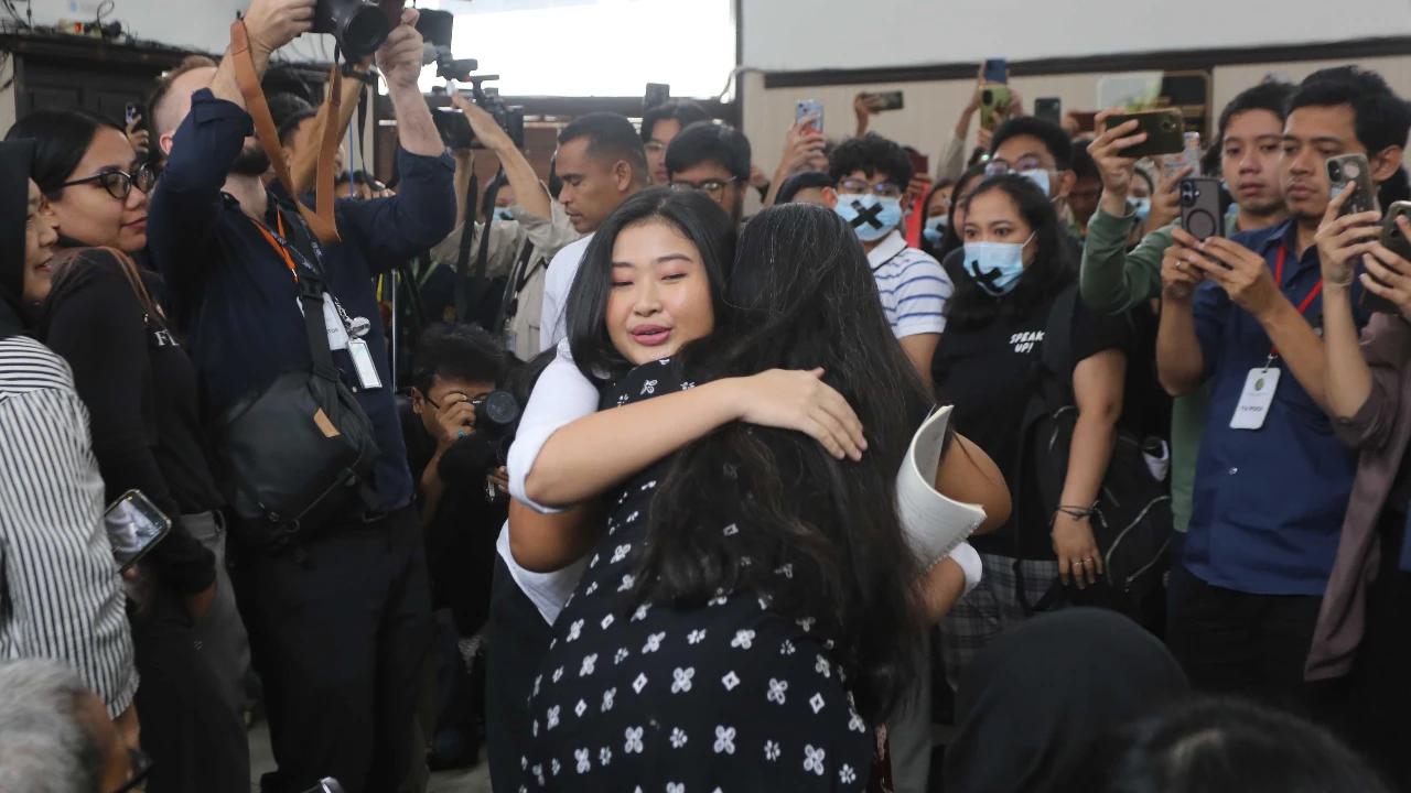 FOTO: Laras Faizati Bebas Bersyarat Usai Sidang Vonis Penghasutan