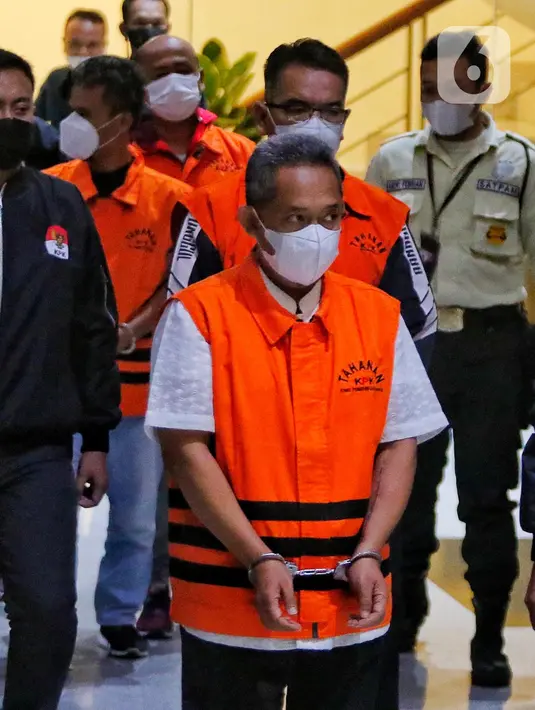 KPK menetapkan Wali Kota Bandung Yana Mulyana sebagai tersangka kasus dugaan suap pengadaan CCTV dan jasa penyedia jaringan internet yang merupakan bagian dari program Bandung Smart City. (Liputan6.com/Angga Yuniar)