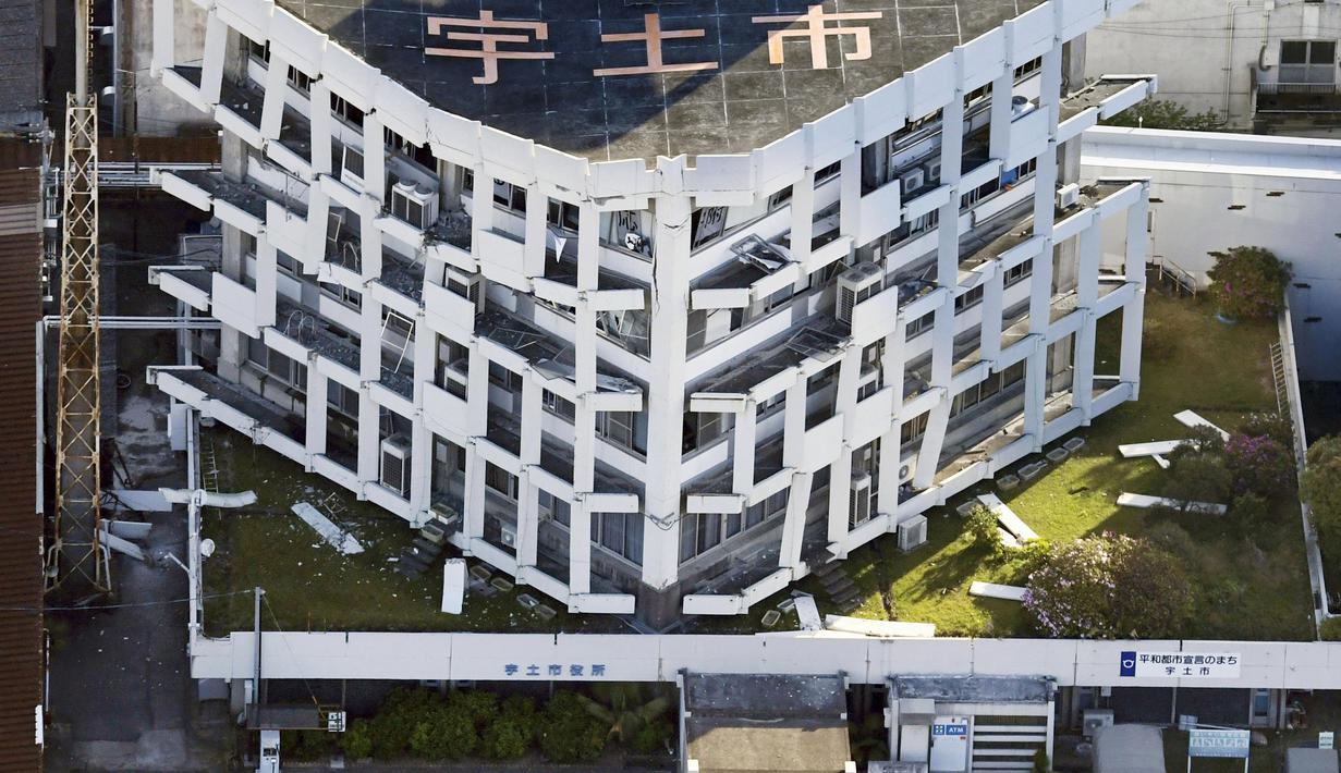 Sebuah gedung pemerintahan Jepang rusak parah akibat gempa bumi di Uto, Prefektur Kumamoto, Jepang selatan , Sabtu (16/4). Menurut laporan media Jepang, sekitar 23.000 orang berlindung di sekitar 350 lokasi di Prefektur Kumamoto. (REUTERS/Kyodo)