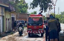 Damkarmat Mataram Kerahkan Personel dan Mobil Pemadam Bersihkan Lumpur Banjir Pasca-Banjir
