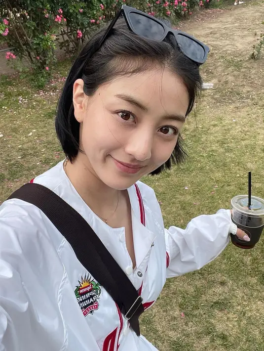 Penampilan Jihyo Twice tanpa makeup disebut  another level of beauty. Setuju nggak Sahabat Fimela? [@_zyozyo]