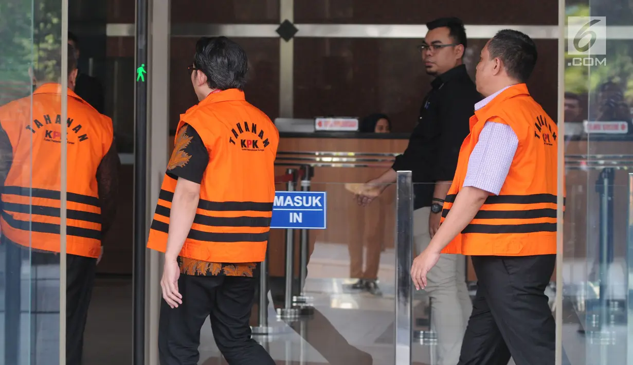 Tiga tersangka dari berbagai kasus berjalan masuk ke dalam gedung KPK untuk menjalani pemeriksaan lanjutan oleh penyidik KPK, Jakarta, Rabu (17/7). Mereka terjerat kasus korupsi. (Merdeka.com/Dwi Narwoko)