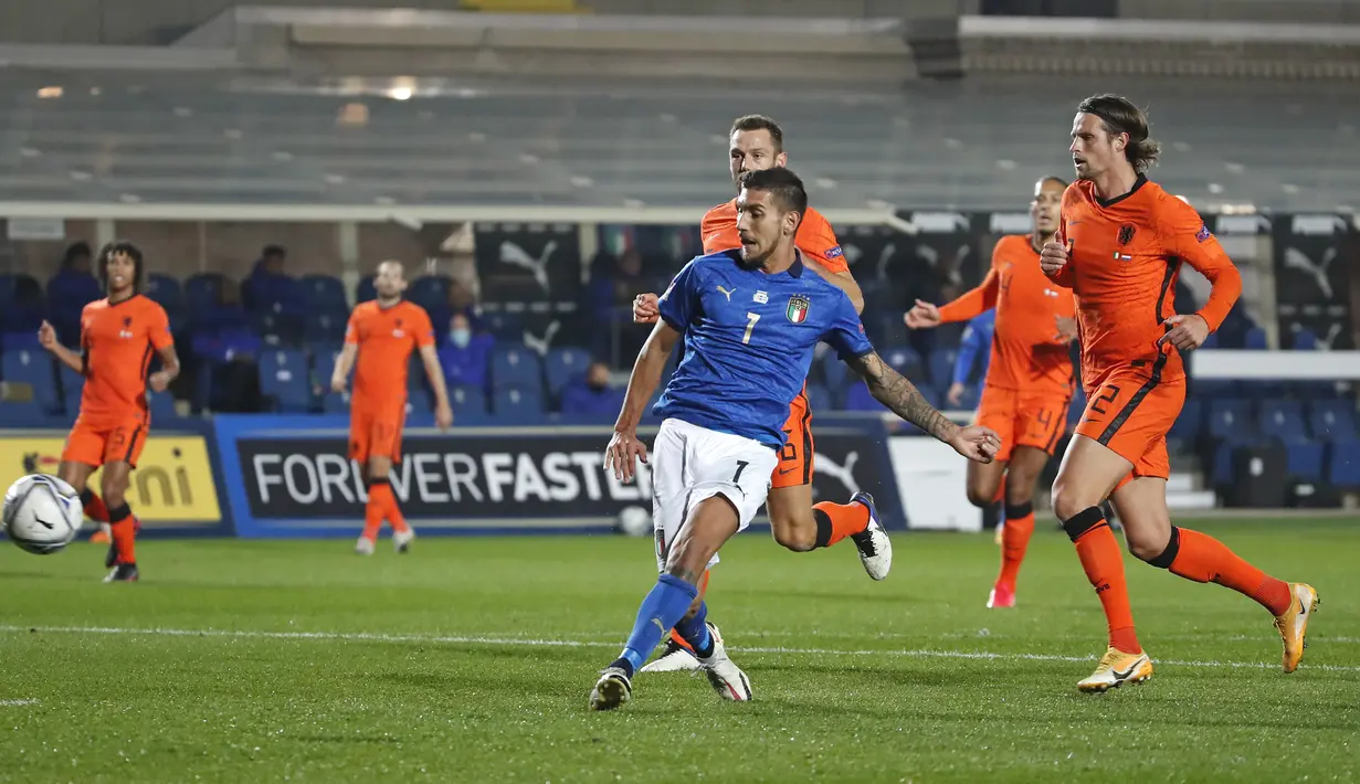 Pemain Italia Lorenzo Pellegrini mencetak gol ke gawang Belanda pada pertandingan UEFA Nations League di Azzurri d'Italia Stadium, Bergamo, Italia, Rabu (14/10/2020). Pertandingan berakhir dengan skor 1-1. (AP Photo/Antonio Calanni)