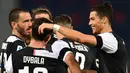 Penyerang  Juventus, Paulo Dybala (kiri) berselebrasi dengan Cristiano Ronaldo (kanan) dan rekan satu timnya setelah mencetak gol ke gawang Bologna pada pertandingan lanjutan liga Serie A Italia di stadion Renato-Dall'Ara di Bologna (22/6/2020). Juventus menang 2-0 atas Bologna. (Miguel MEDINA / AFP