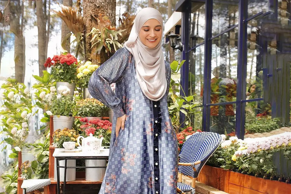 Artis pakai gamis