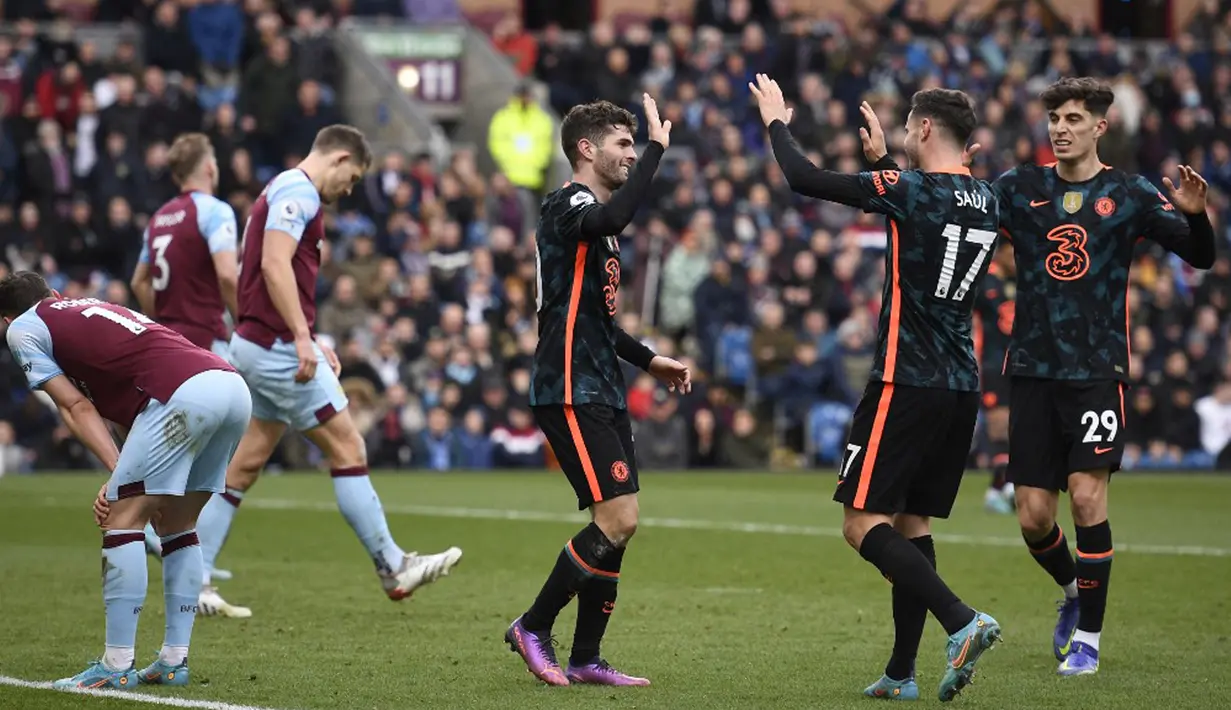 Pemain Chelsea Christian Pulisic (tengah) merayakan setelah mencetak gol ke gawang Burnley pada pertandingan sepak bola Liga Inggris di Turf Moor, Burnley, Inggris, 5 Maret 2022. Chelsea menang 4-0. (Oli SCARFF/AFP)